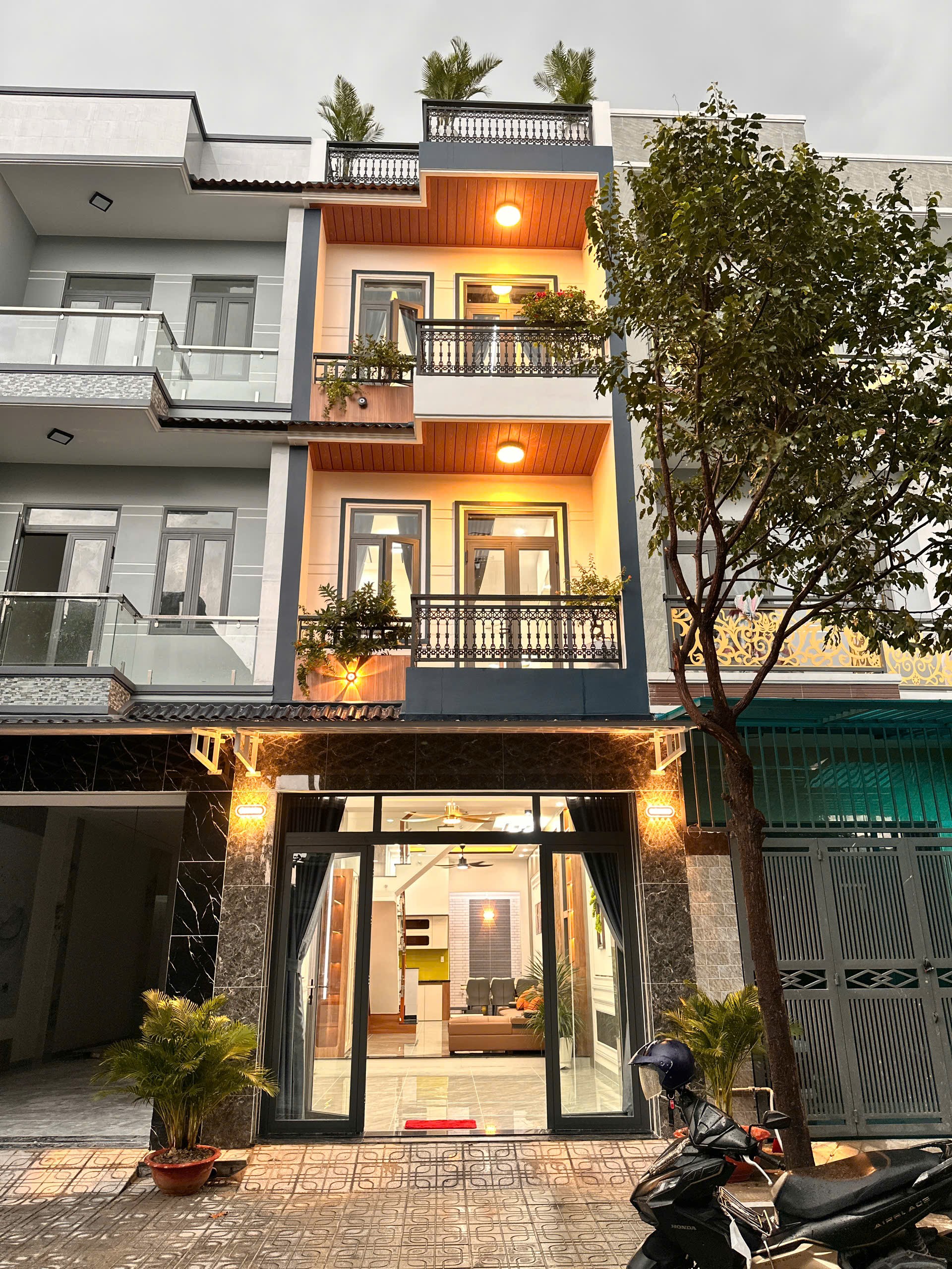 Nhà phố 2 lầu trệt KDC trung tâm Dĩ An, TP HCM 
